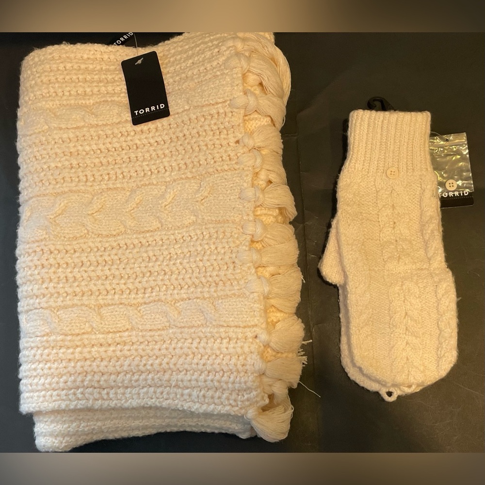 NWT Women’s TORRID Ivory Powder Puff Cable Knit Scarf And Gloves New Cream - Picture 8 of 8